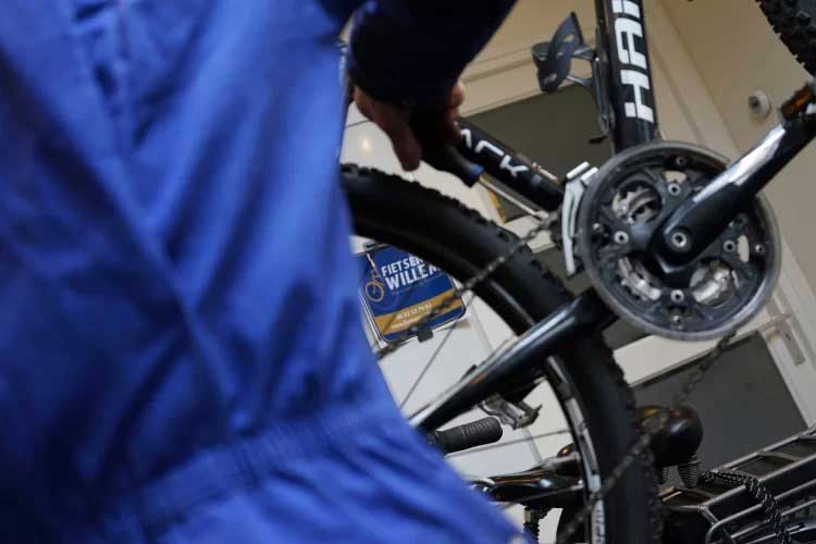 Fiets reparatie in De Heurne